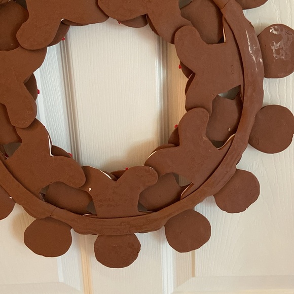18” Gingerbread Men Christmas Wreath Layered Decorated w/ White & Red Icing - Picture 13 of 16